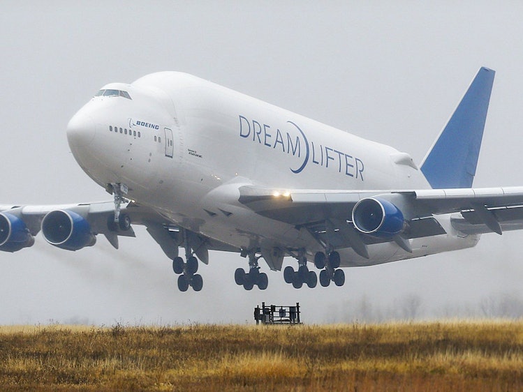 Das Foto zeigt einen Dreamlifter, eine Boeing 747 an dem Flughafen von Jabara. Die Aufnahme dient hier als Symbolfoto.