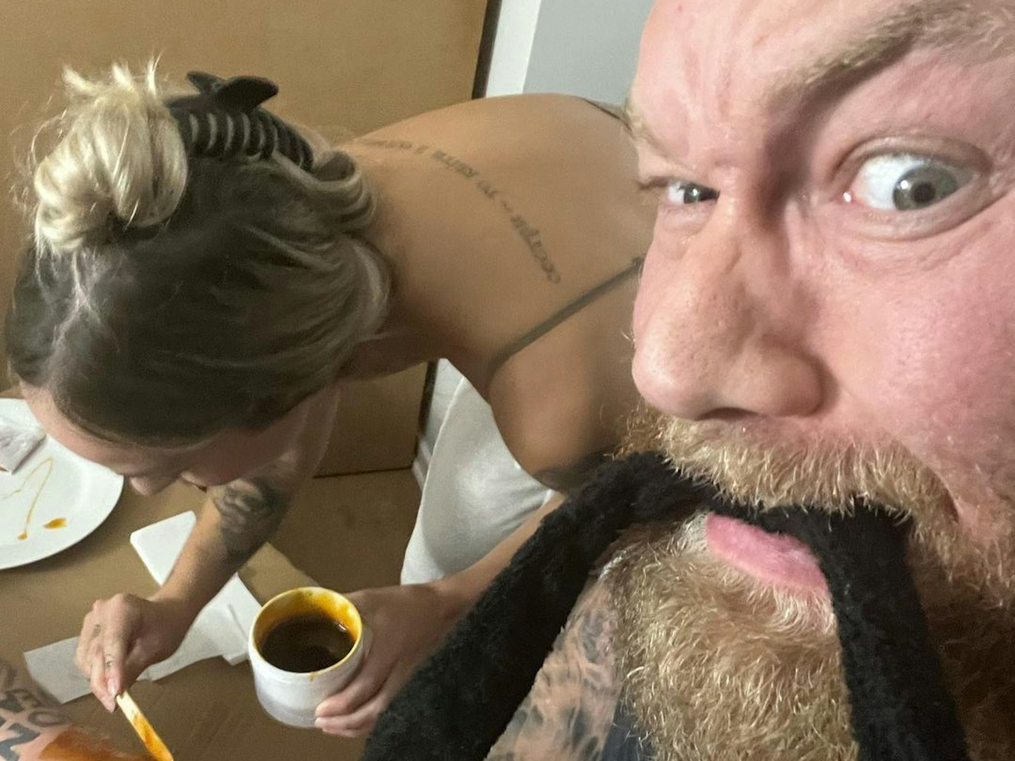 Der stärkste Mann der Welt mit panischer Angst vor dem Wachspflaster.