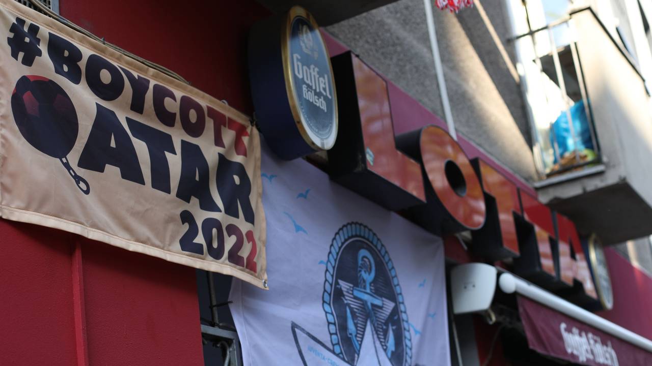 Über der Bar "Lotta" hängt ein Plakat mit dem Hinweis, dass die WM in Karar boykottiert wird.