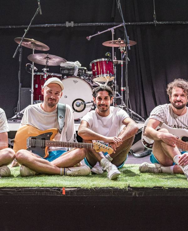 Die Band Planschemalöör sitzt auf der Bühne