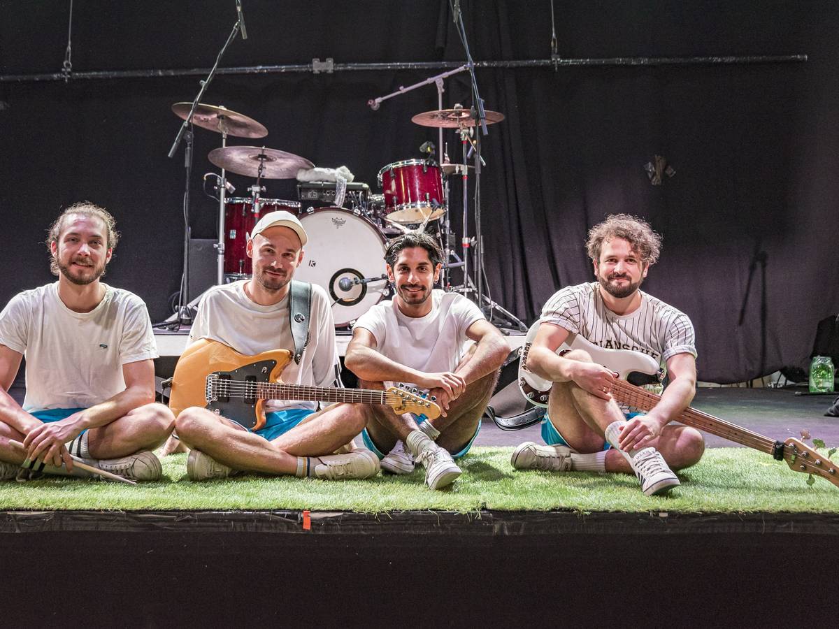 Die Band Planschemalöör sitzt auf der Bühne