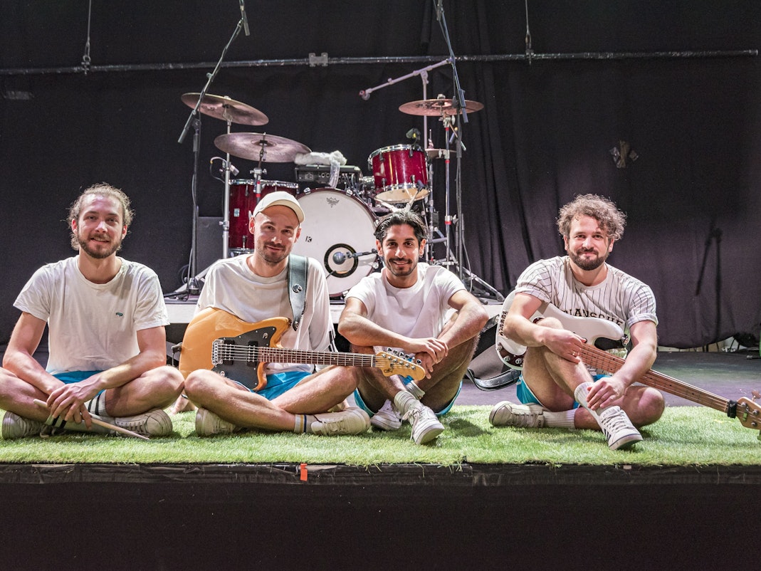 Die Band Planschemalöör sitzt auf der Bühne