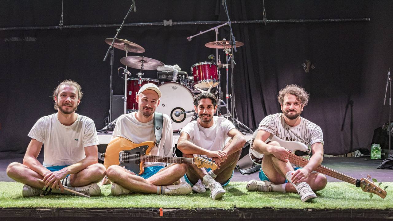 Die Band Planschemalöör sitzt auf der Bühne