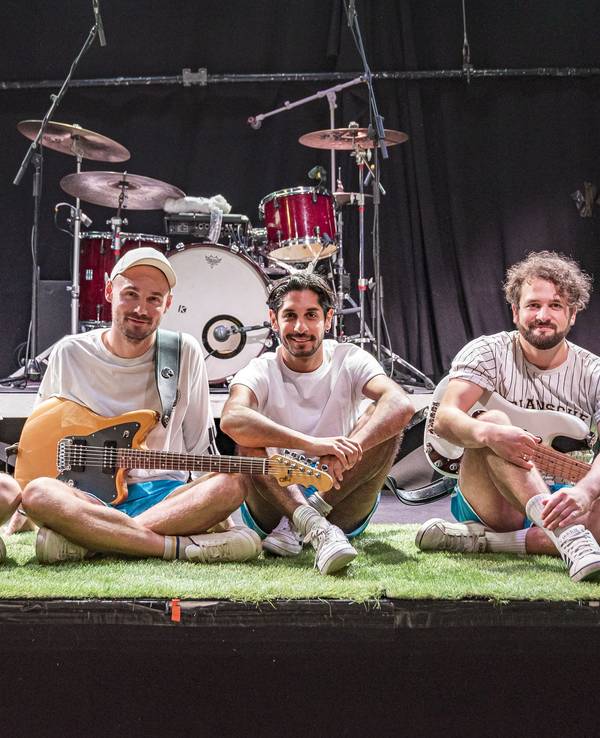 Die Band Planschemalöör sitzt auf der Bühne