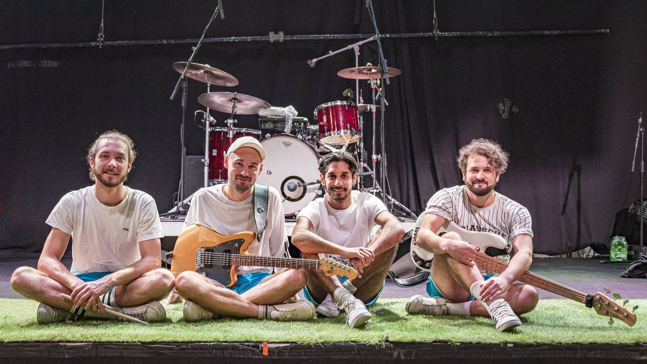 Die Band Planschemalöör sitzt auf der Bühne