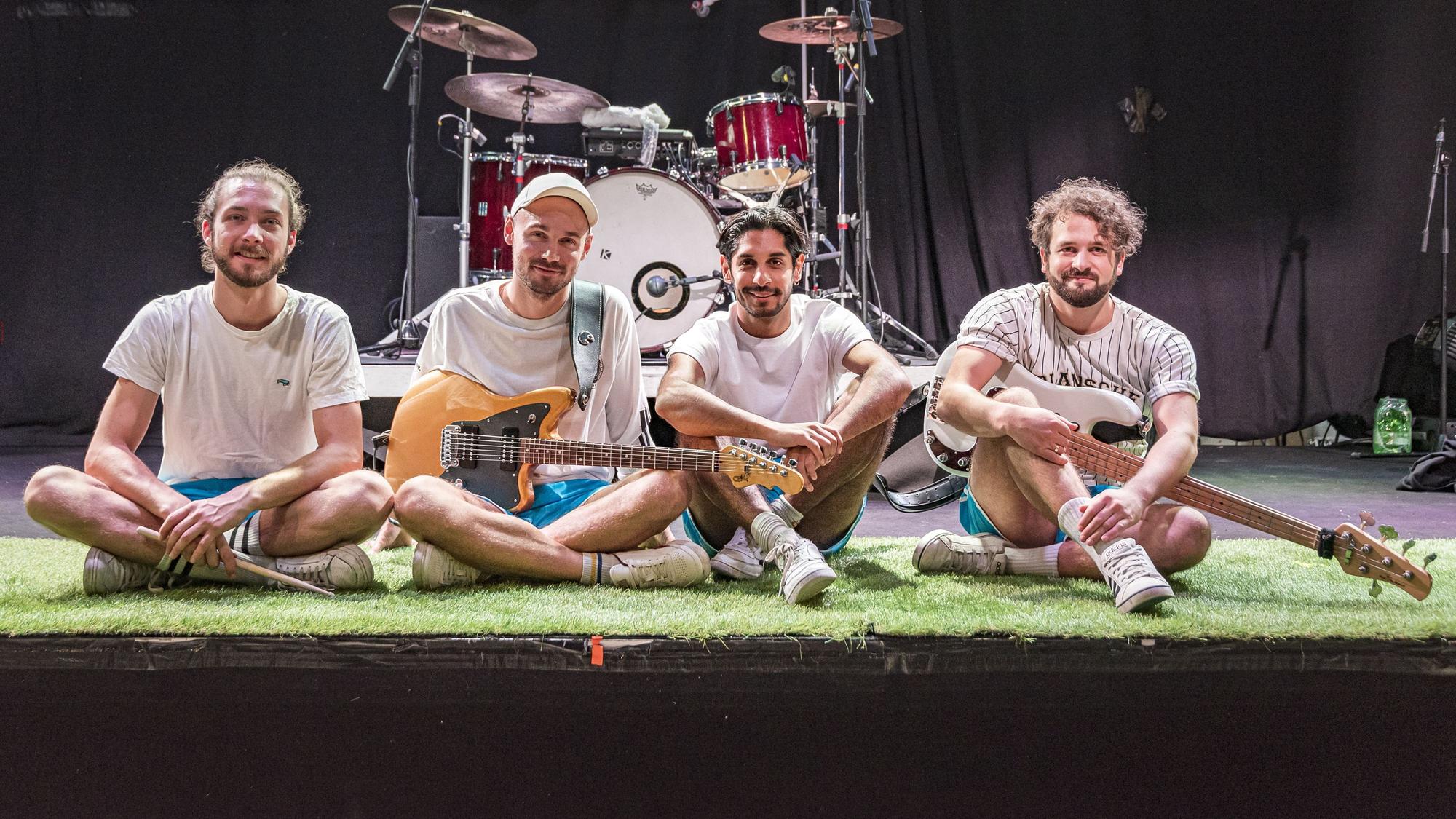 Die Band Planschemalöör sitzt auf der Bühne