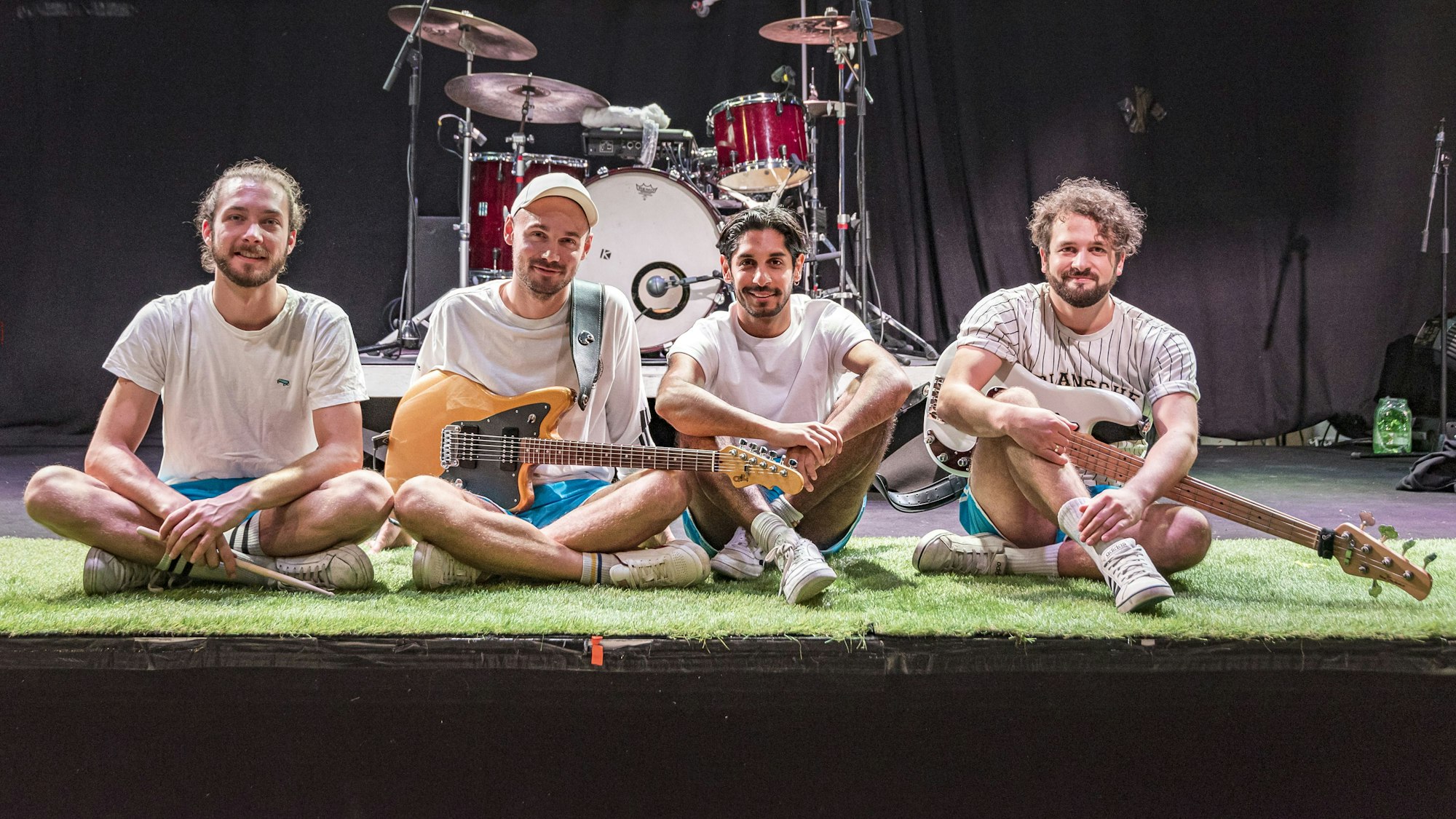 Die Band Planschemalöör sitzt auf der Bühne