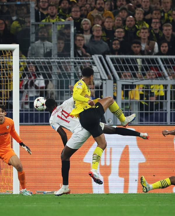 Jude Bellingham setzt sich gegen die Sevilla-Abwehr durch und erzielt das Tor zum 1:1.