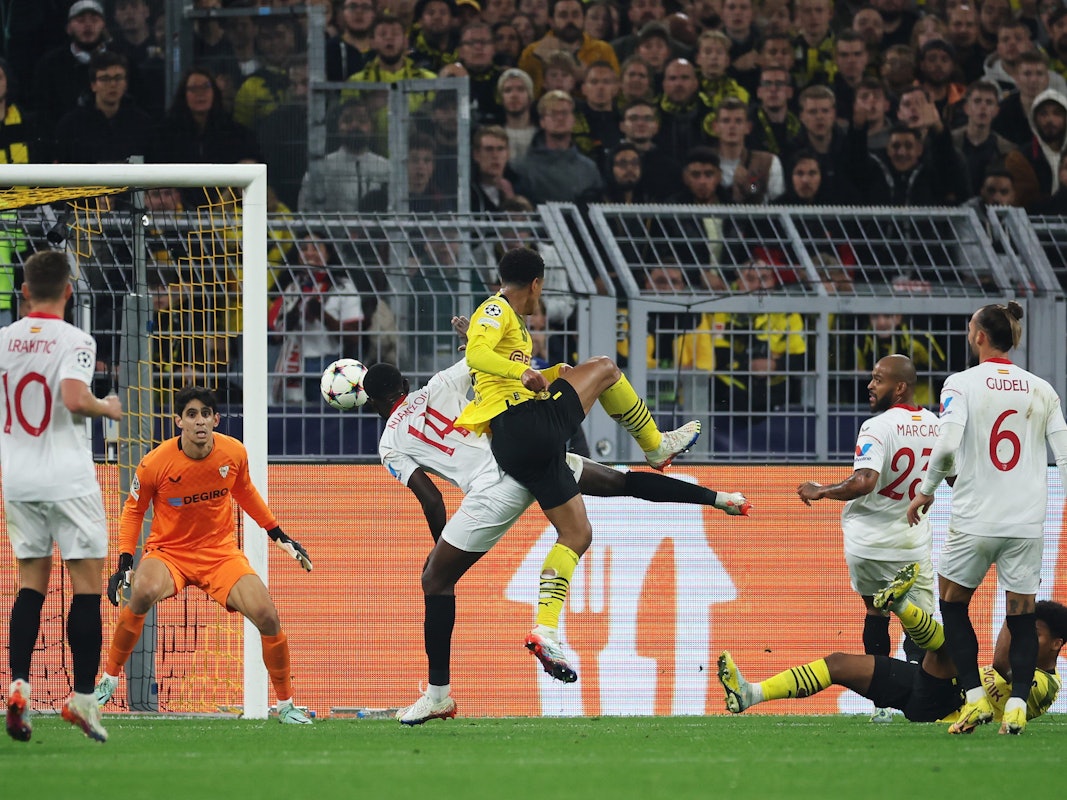 Jude Bellingham setzt sich gegen die Sevilla-Abwehr durch und erzielt das Tor zum 1:1.