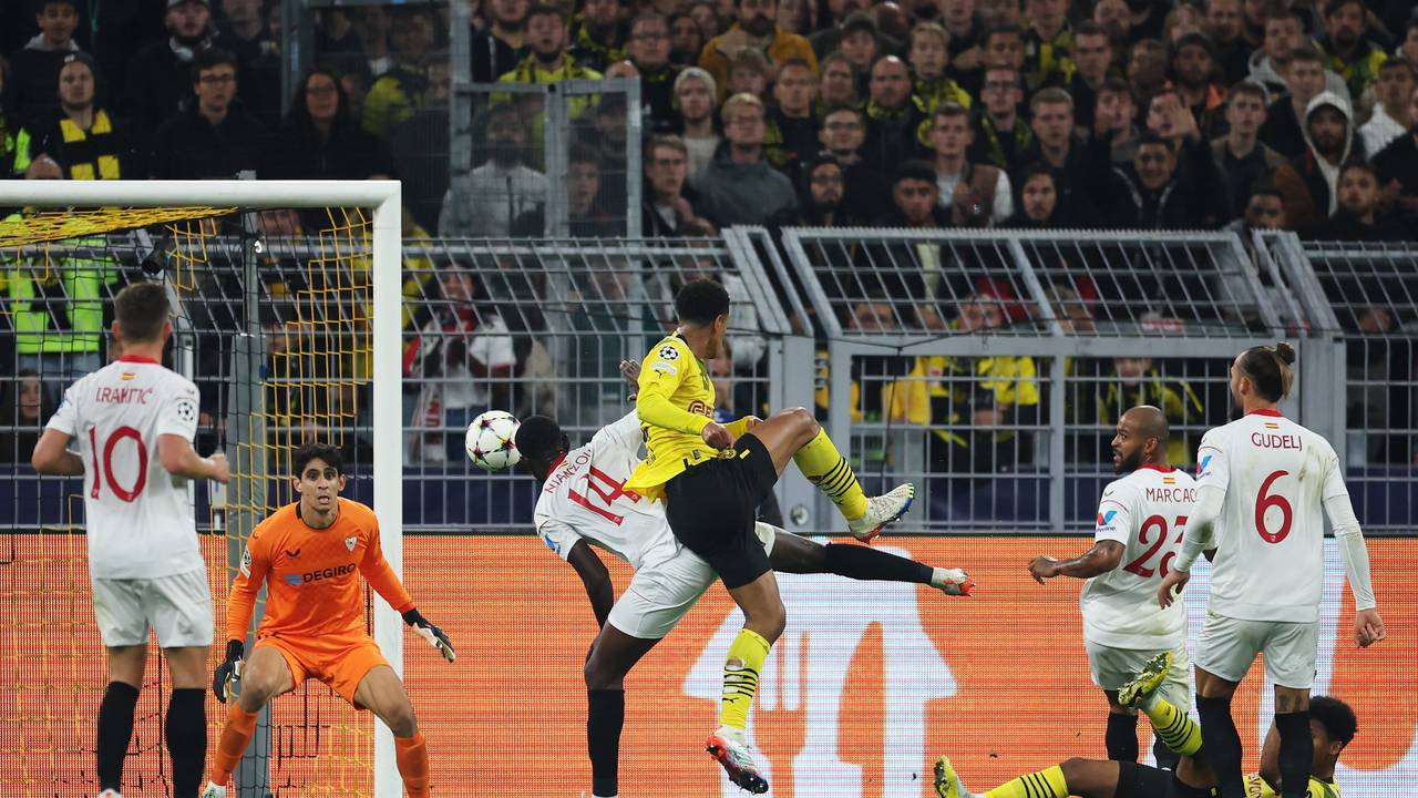Jude Bellingham setzt sich gegen die Sevilla-Abwehr durch und erzielt das Tor zum 1:1.