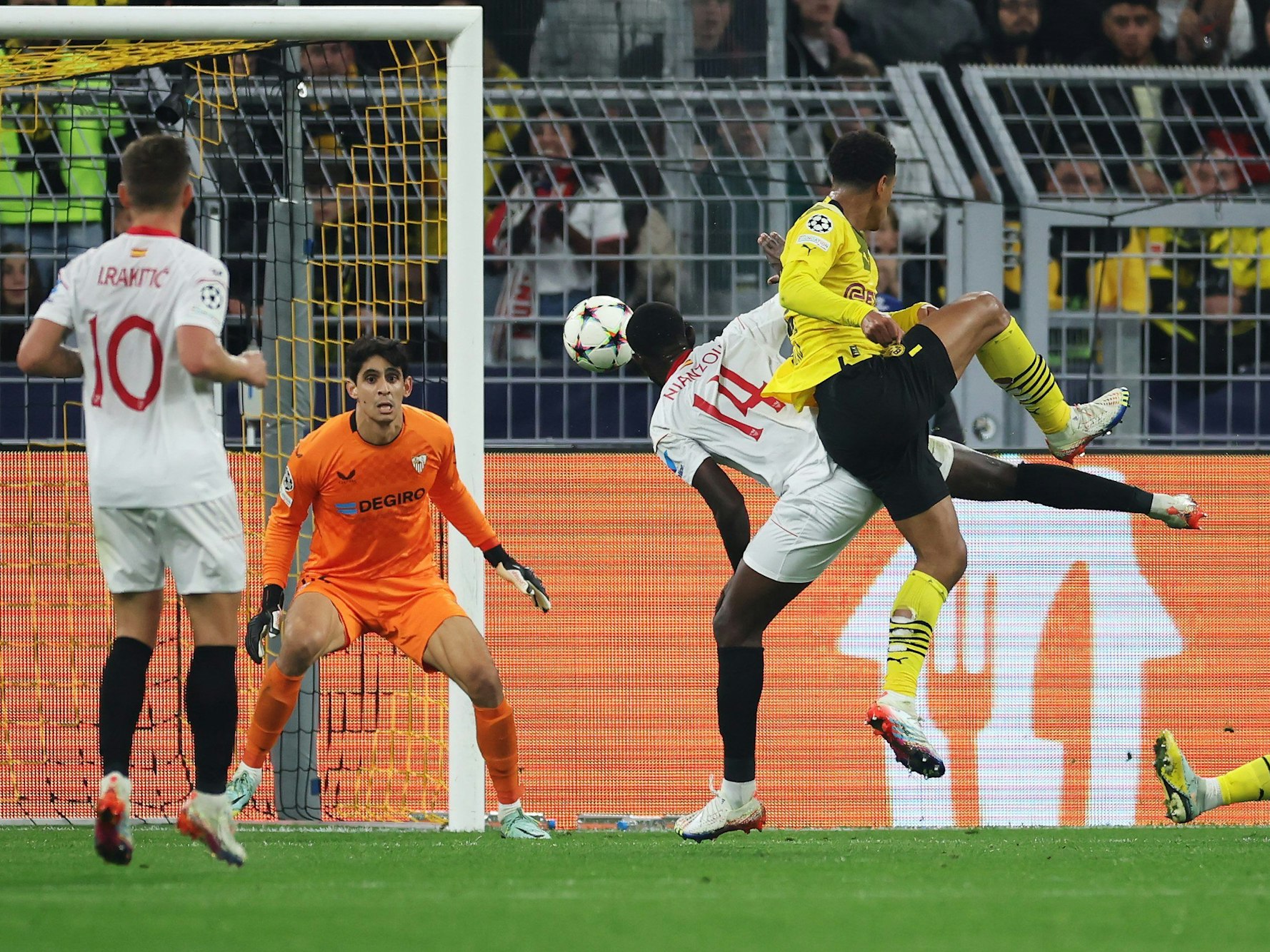 Jude Bellingham setzt sich gegen die Sevilla-Abwehr durch und erzielt das Tor zum 1:1.