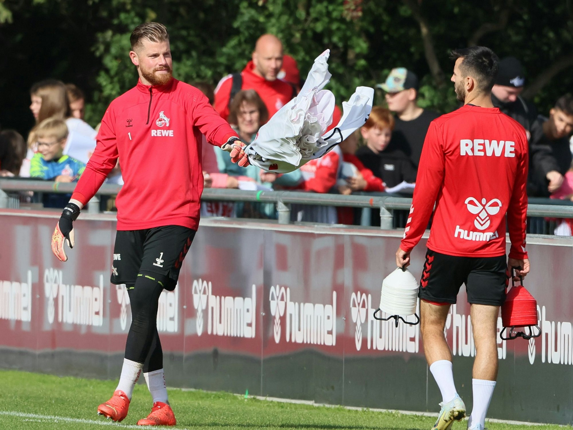 1. FC Köln, Training, von links: Timo Horn, Sargis Adamyan (1. FC Köln). 11.10.2022, Bild: Herbert Bucco