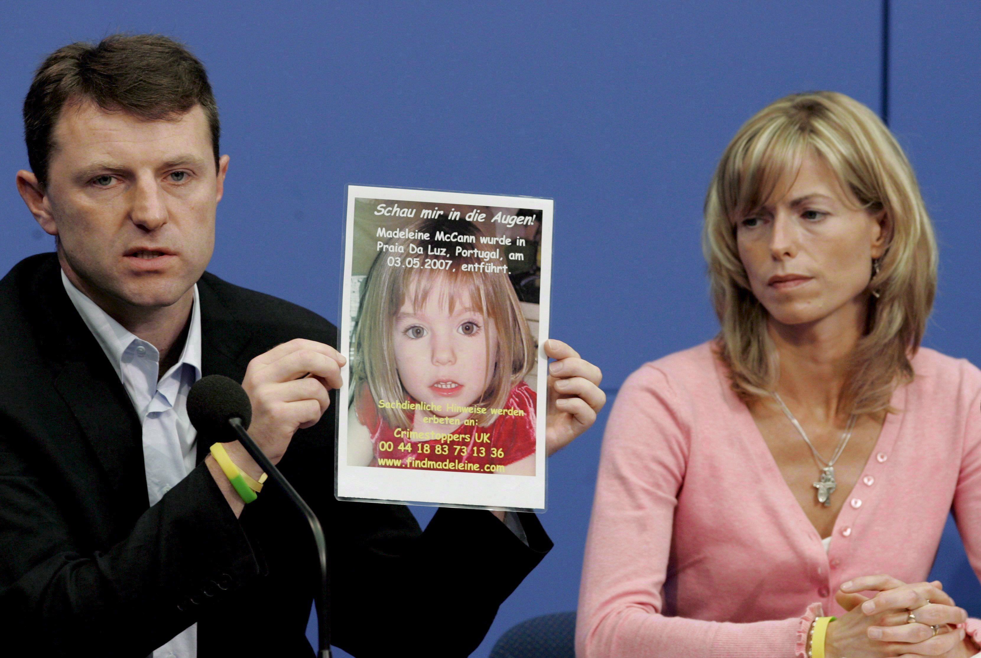 Kate und Gerry McCann zeigen in Berlin bei einer Pressekonferenz ein Foto ihrer Tochter Madeleine (Archivfoto vom 06. Juni 2007).