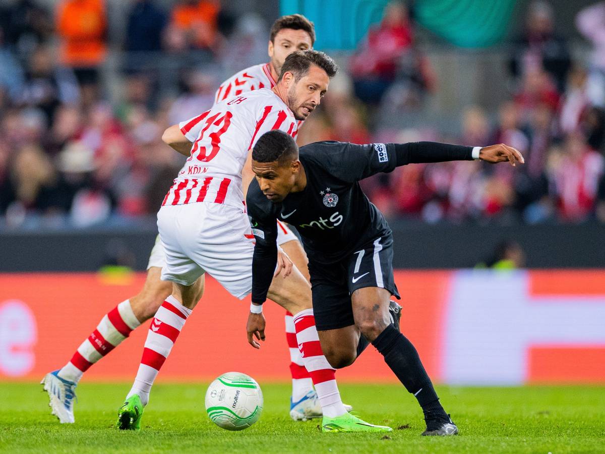 Kölns Mark Uth (l) und Belgrads Patrick Andrade versuchen an den Ball zu kommen.