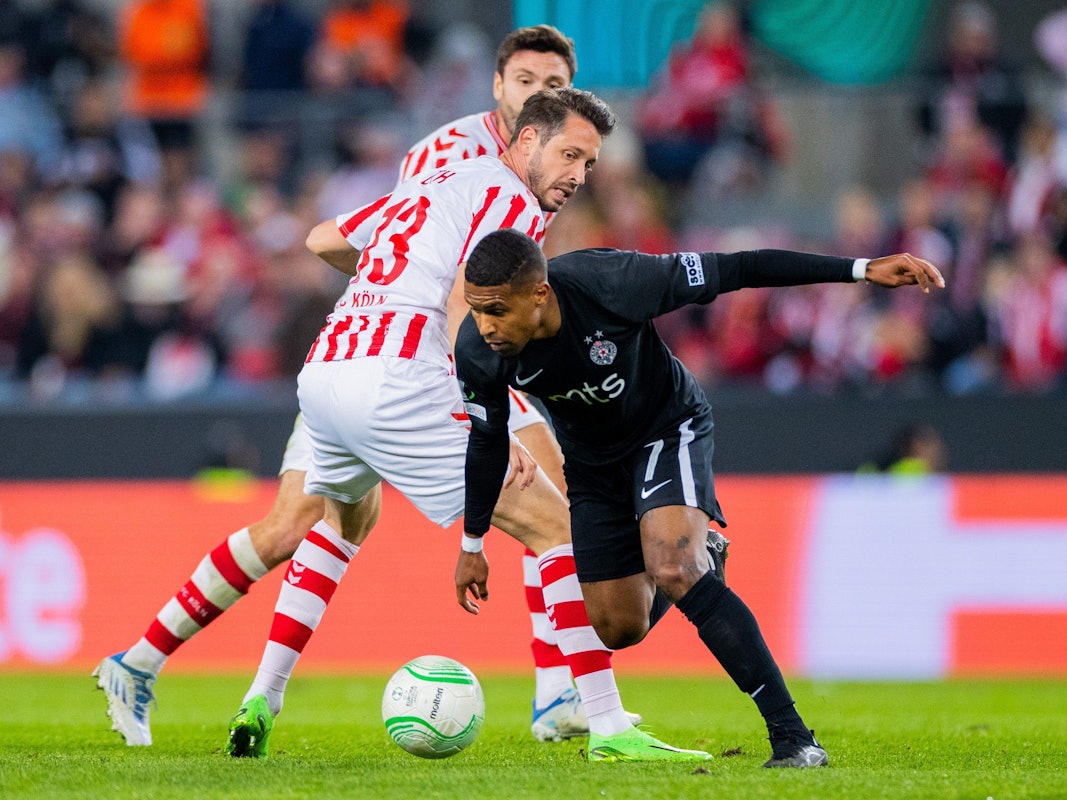 Kölns Mark Uth (l) und Belgrads Patrick Andrade versuchen an den Ball zu kommen.