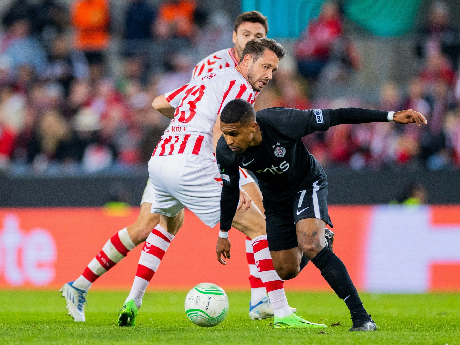 Kölns Mark Uth (l) und Belgrads Patrick Andrade versuchen an den Ball zu kommen.