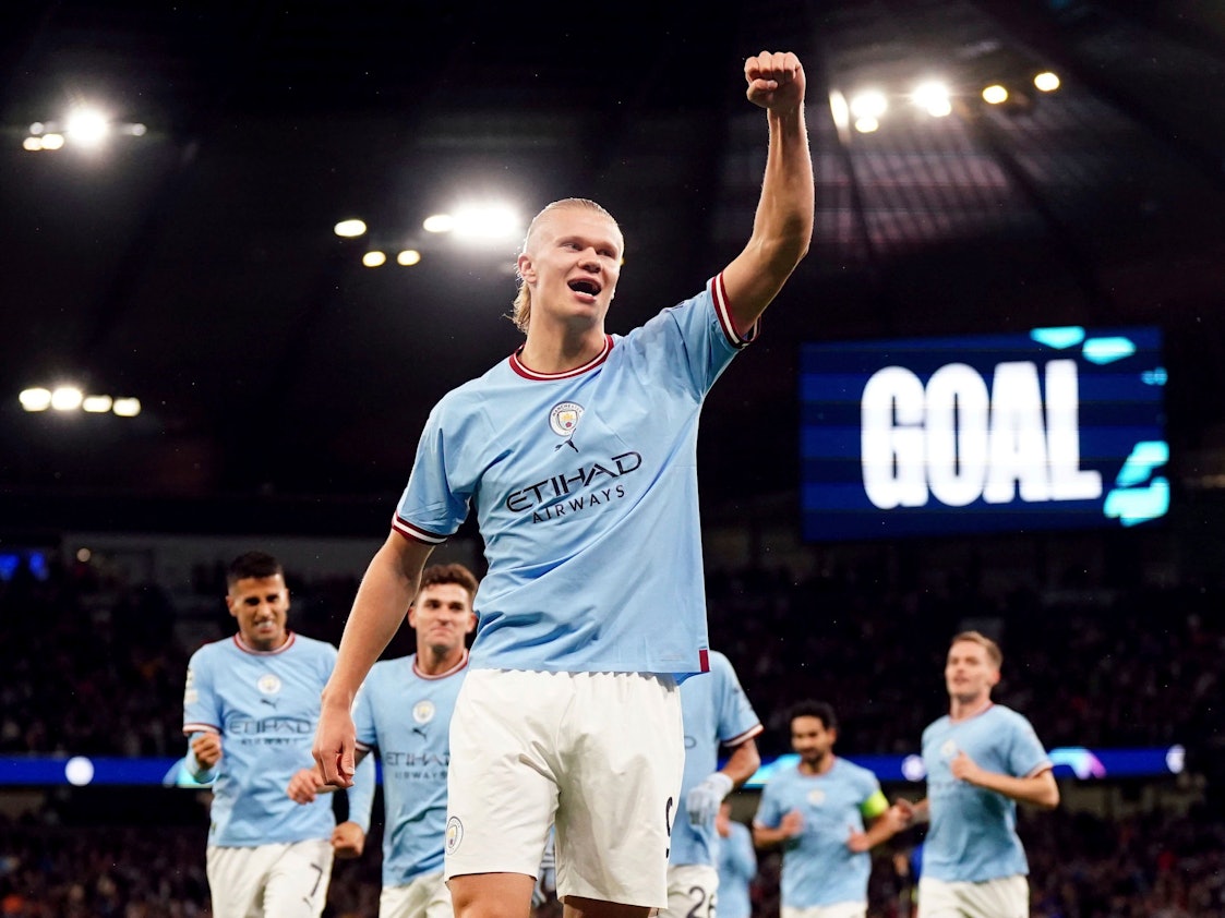 Erling Haaland jubelt im Trikot von Manchester City.