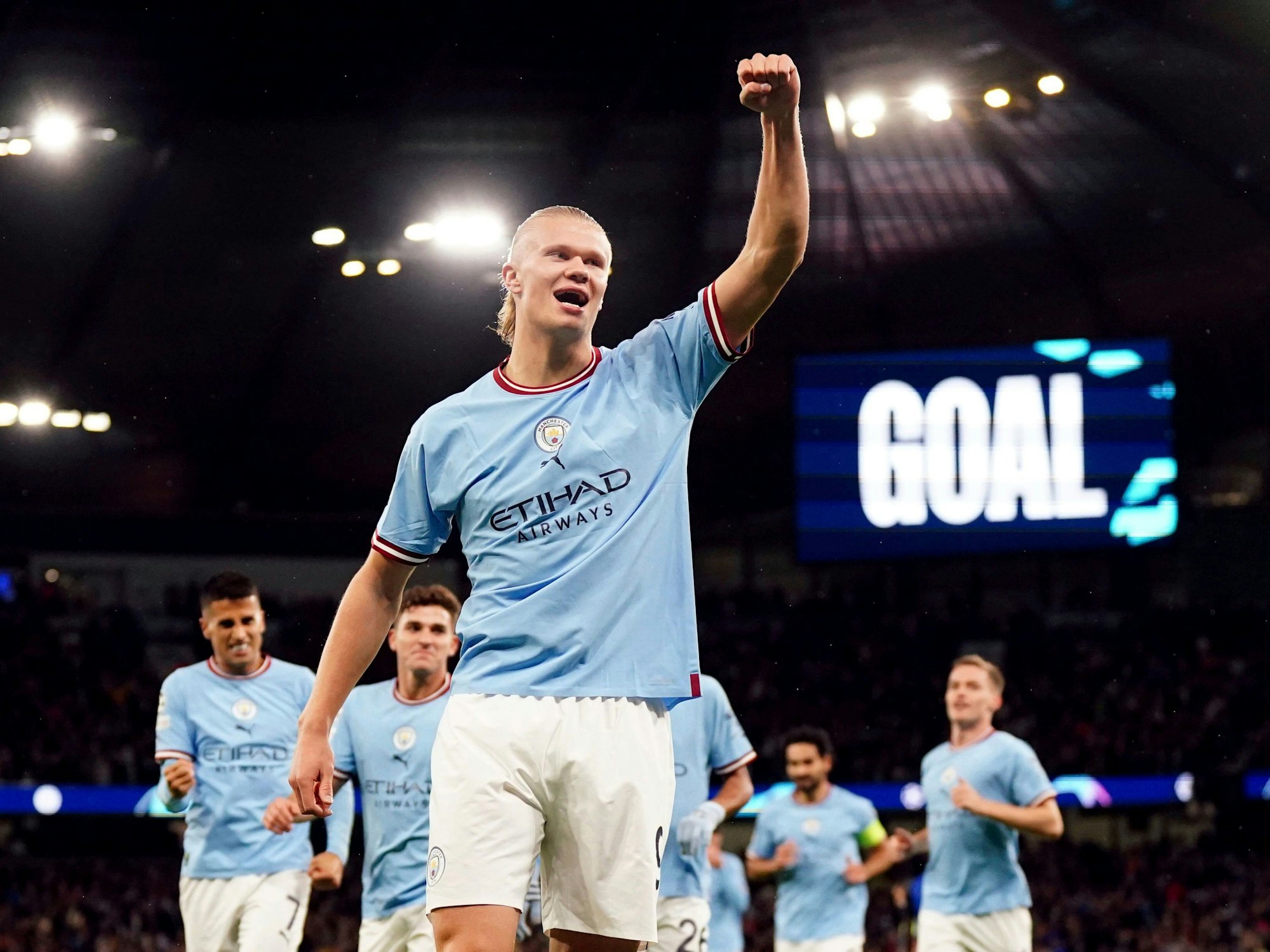 Erling Haaland jubelt im Trikot von Manchester City.