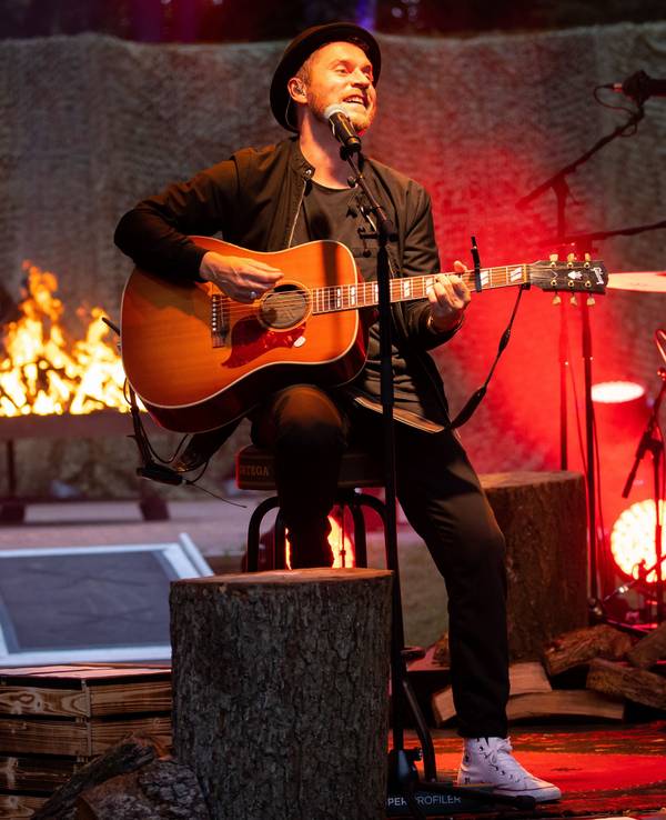 Johannes Oerding, Popsänger und Songwriter, steht bei einem Konzert auf der Open Air Bühne im Stadtpark.
