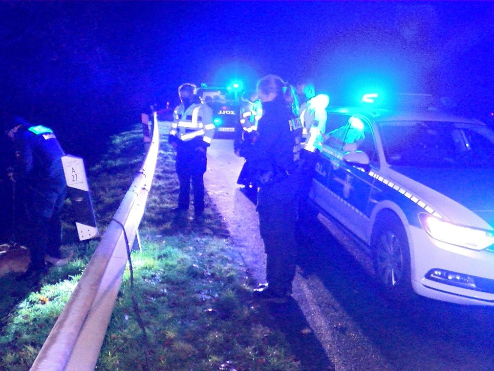 Die Polizei sucht nach einem Unfall auf der Autobahn nach Spuren. Hier ein Archivfoto von einem Einsatz.