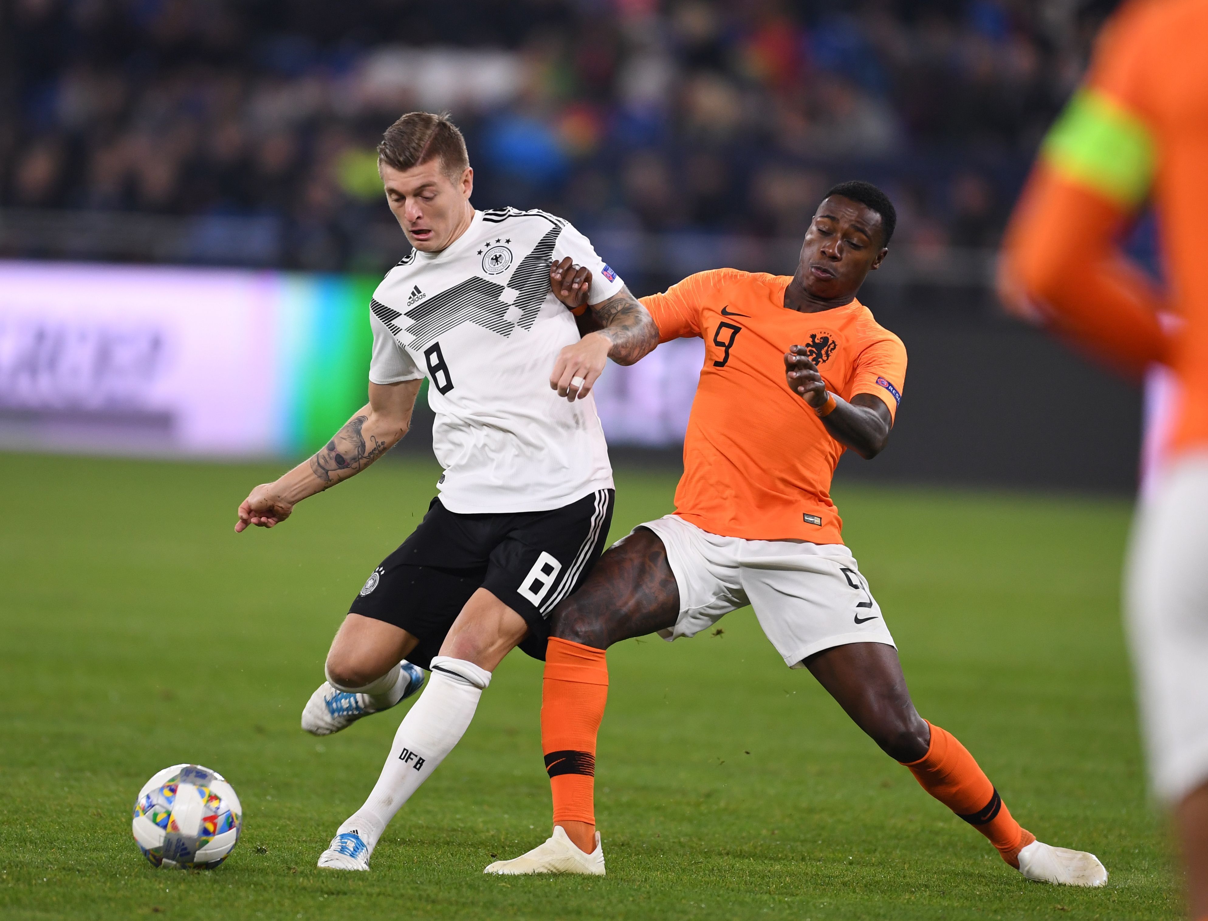 Toni Kroos (l.) aus Deutschland und Quincy Promes aus den Niederlanden im Zweikampf.