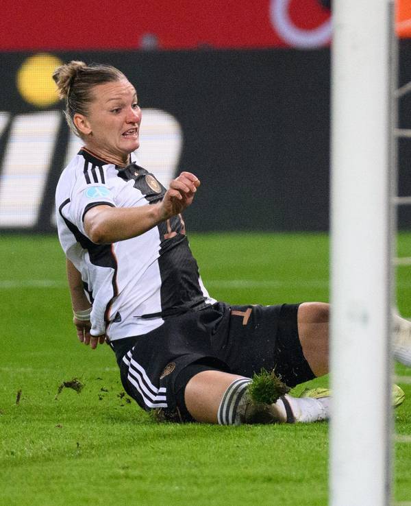 Alexandra Popp grätscht den Ball über die Torlinie.