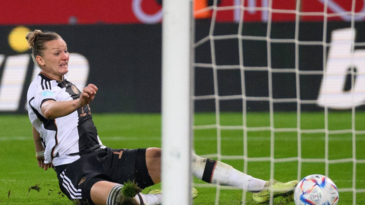 Alexandra Popp grätscht den Ball über die Torlinie.