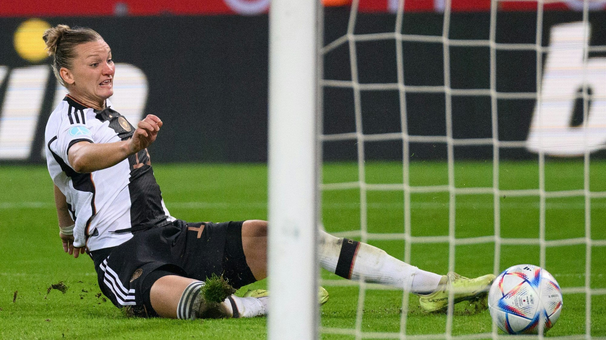 Alexandra Popp grätscht den Ball über die Torlinie.