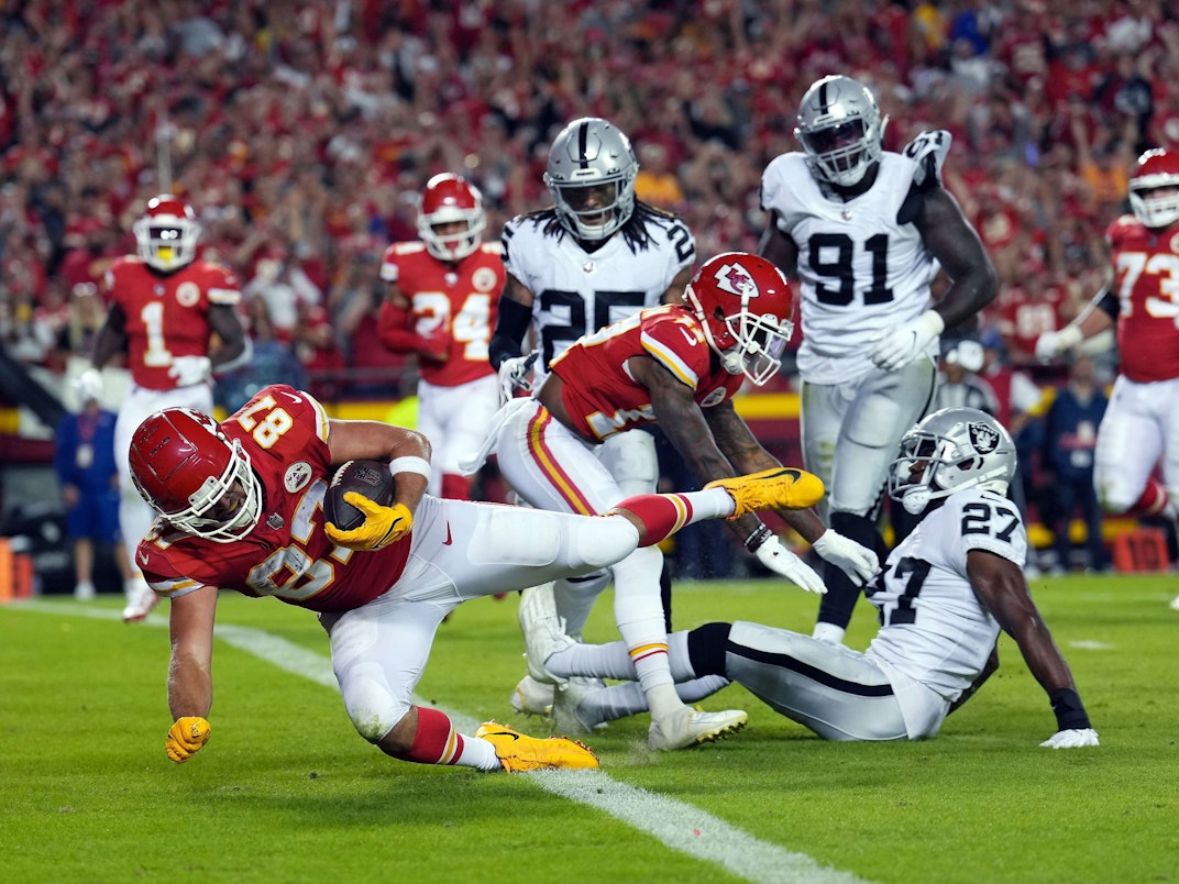 Travis Kelce von den Kansas City Chiefs fängt den Ball in der Endzone.