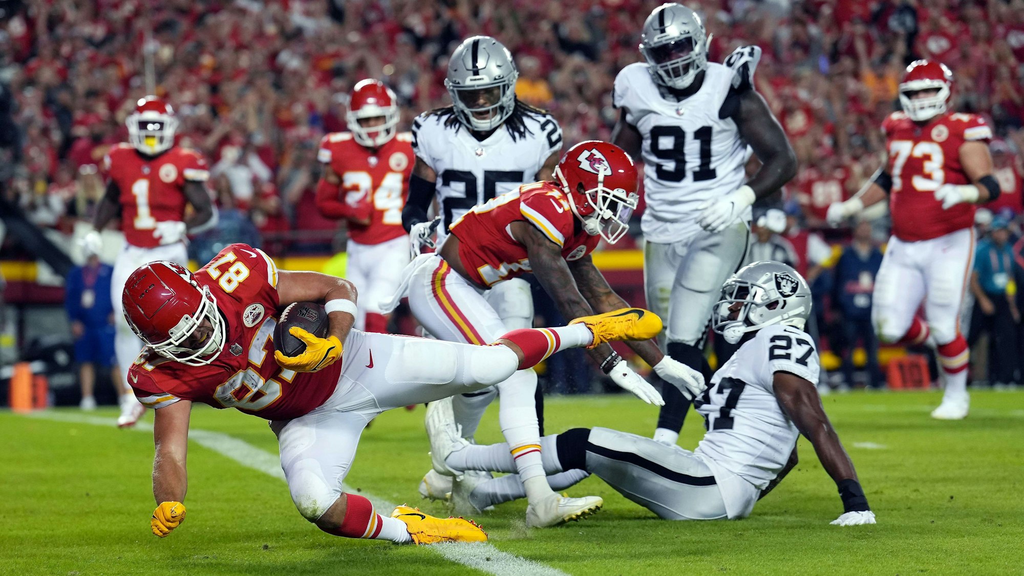 Travis Kelce von den Kansas City Chiefs fängt den Ball in der Endzone.