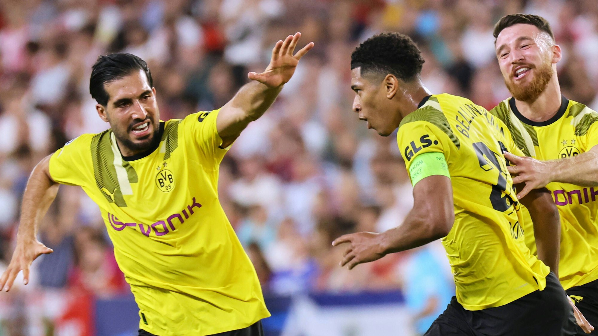 Emre Can (l), Jude Bellingham (m) und Salih Özcan (r) bejubeln Bellinghams Treffer.