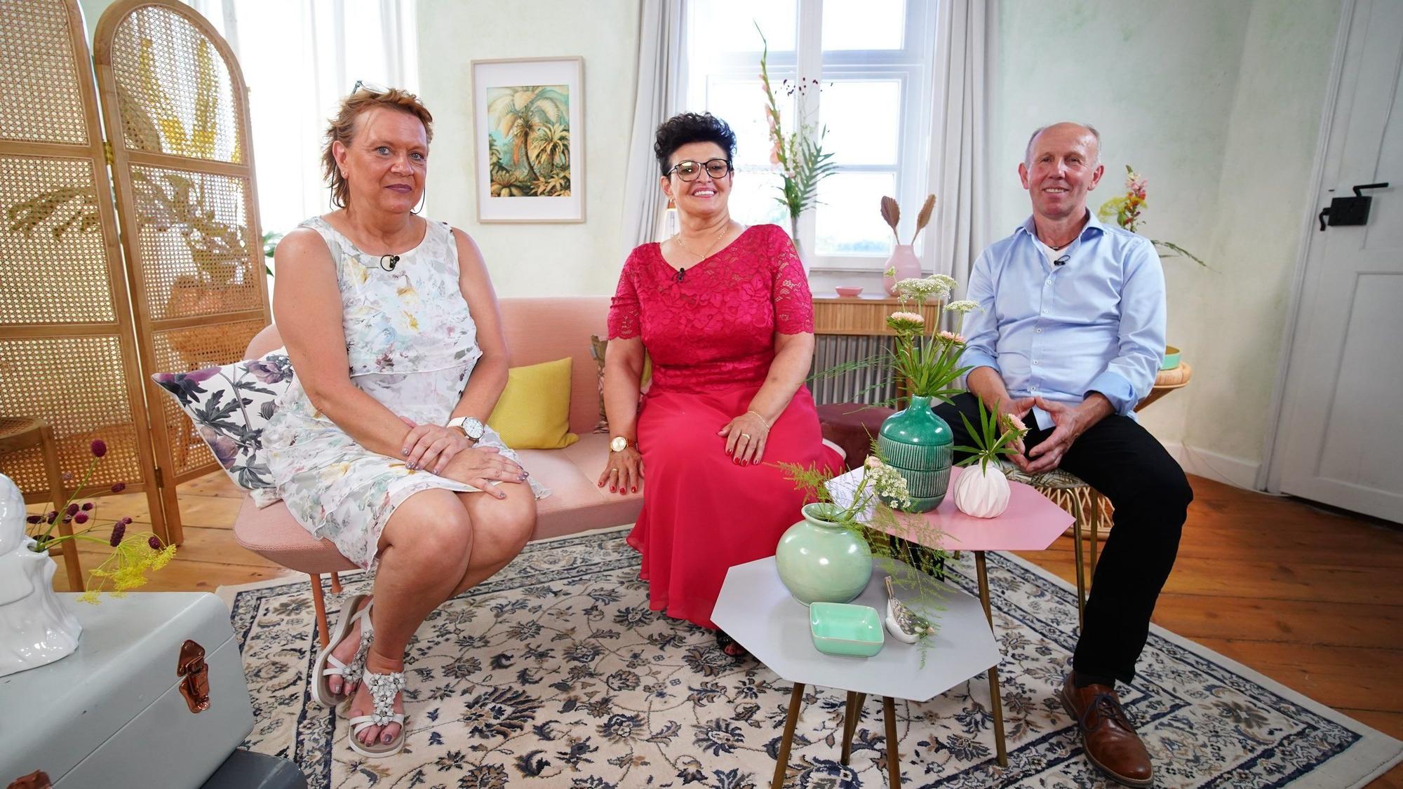 Viehwirt Theo (58) aus Nordrhein-Westfalen lernt auf dem Scheunenfest Helena (62) und Yvonne (56, l.) kennen.
