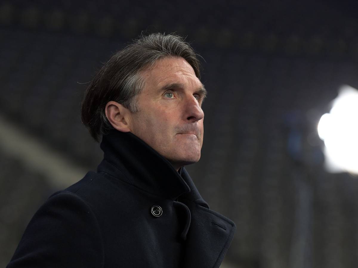 Herthas Trainer Bruno Labbadia steht vor dem Spiel im Stadion.