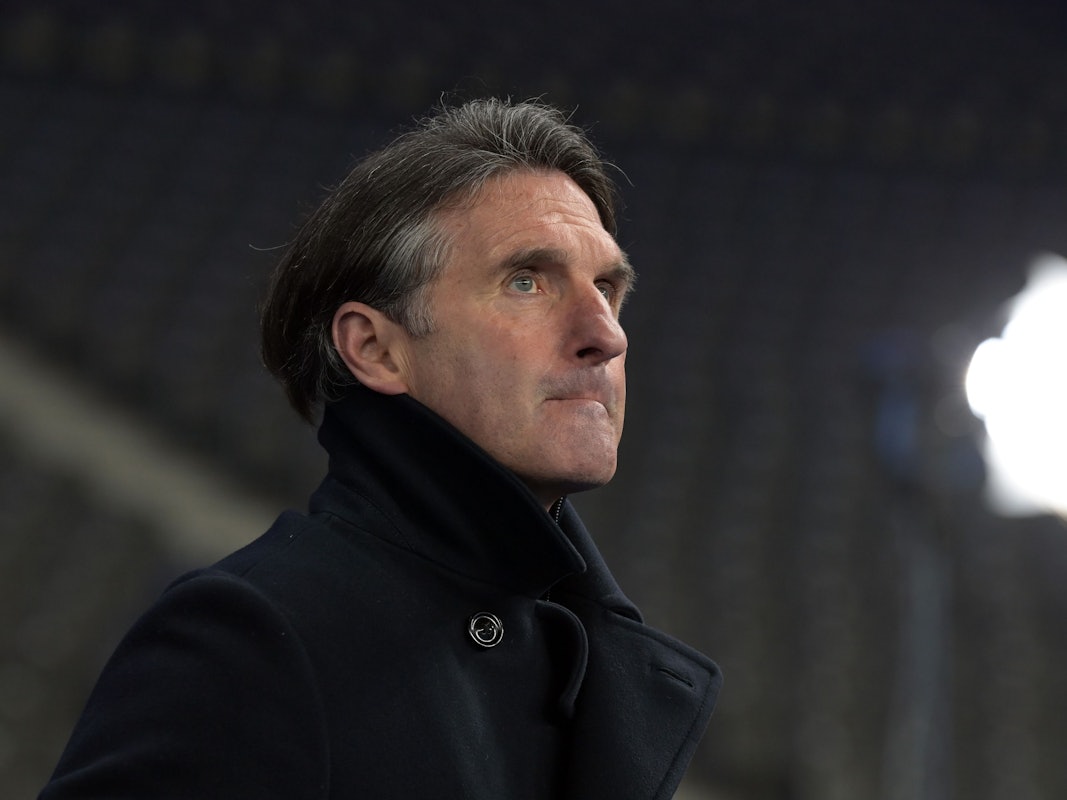Herthas Trainer Bruno Labbadia steht vor dem Spiel im Stadion.