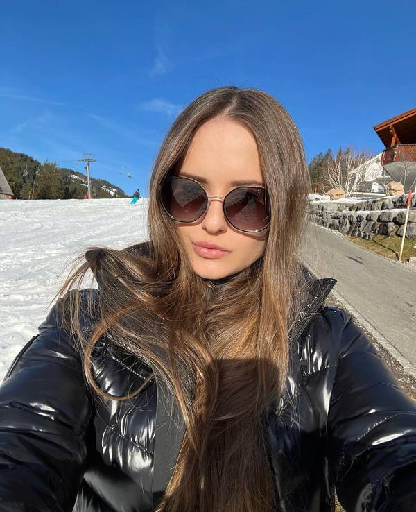 Davina Geiss, hier auf einem Instagram-Foto von Januar 2022, hat eine Sonnenbrille an und schaut in die Kamera.