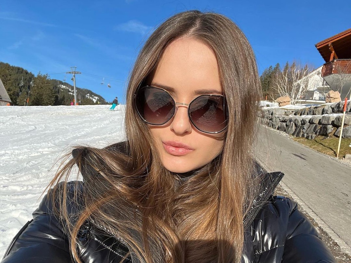 Davina Geiss, hier auf einem Instagram-Foto von Januar 2022, hat eine Sonnenbrille an und schaut in die Kamera.