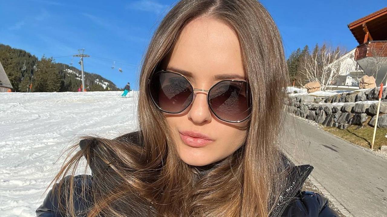 Davina Geiss, hier auf einem Instagram-Foto von Januar 2022, hat eine Sonnenbrille an und schaut in die Kamera.