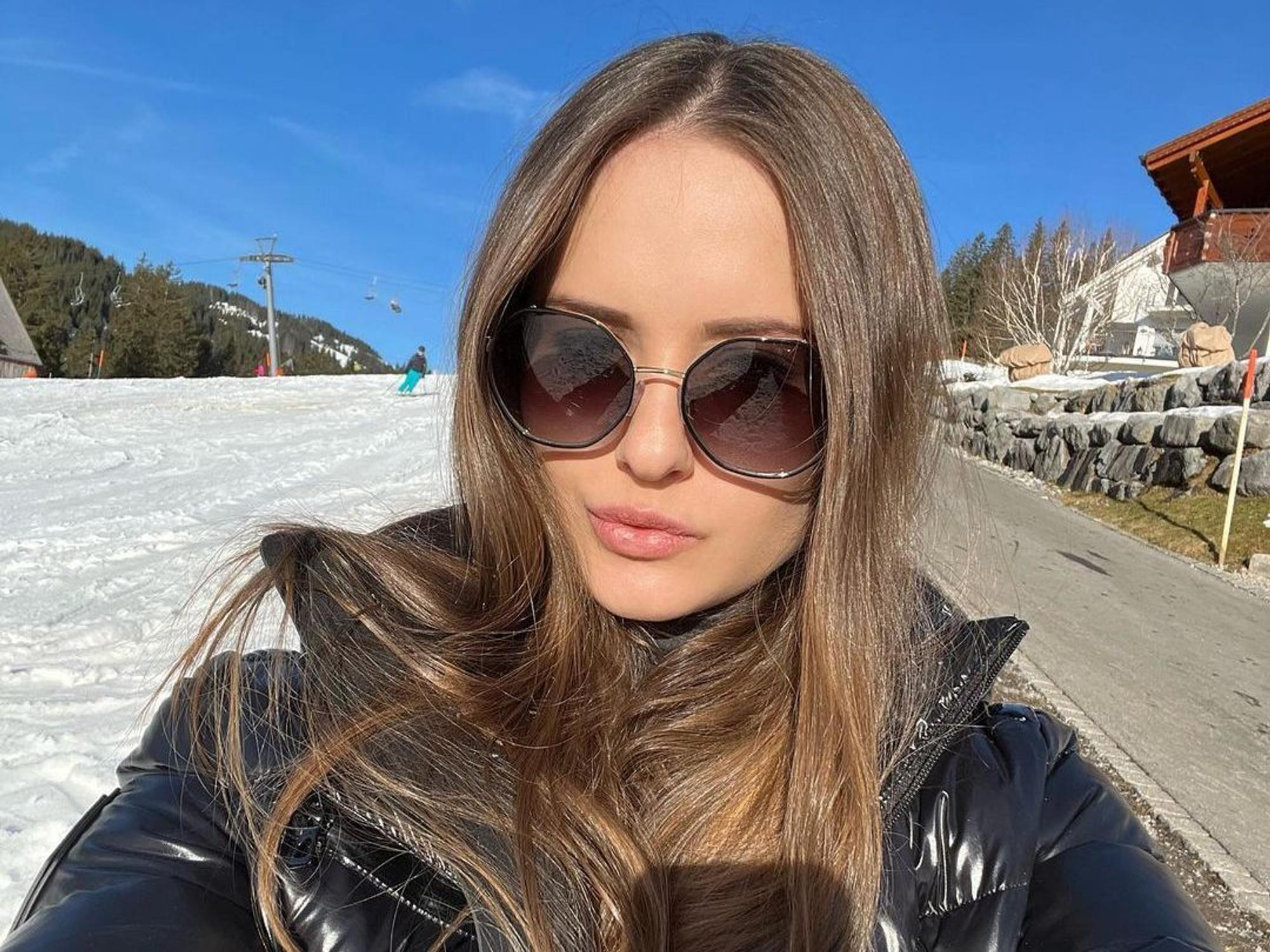 Davina Geiss, hier auf einem Instagram-Foto von Januar 2022, hat eine Sonnenbrille an und schaut in die Kamera.