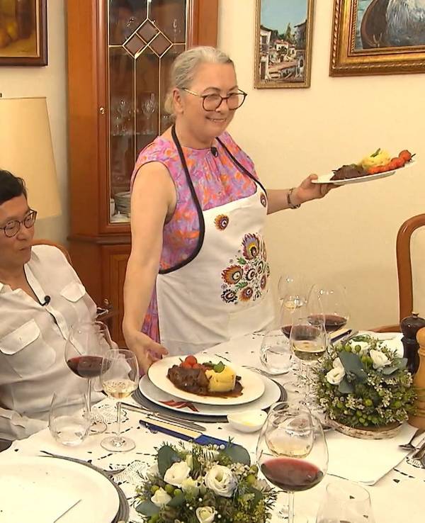 "Oh, Wow!", ist die erste Reaktion von Shiva und Kin, als Lucyna den Lammbraten mit Kartoffelstampf und Kirschtomaten zu Tisch bringt.