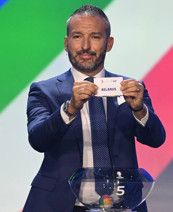 Gianluca Zambrotta hält bei der Auslosung der Gruppen für die Qualifikation zur Fußball-Europameisterschaft 2024 das Los von Belarus in Händen.