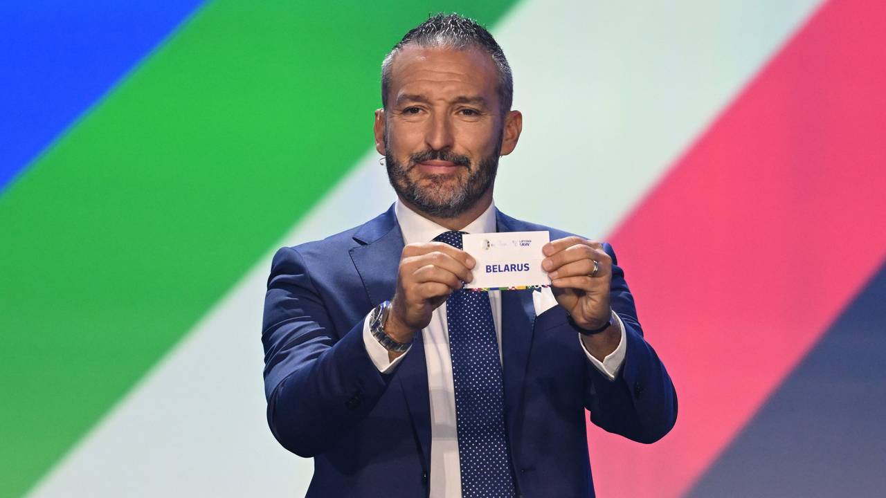 Gianluca Zambrotta hält bei der Auslosung der Gruppen für die Qualifikation zur Fußball-Europameisterschaft 2024 das Los von Belarus in Händen.