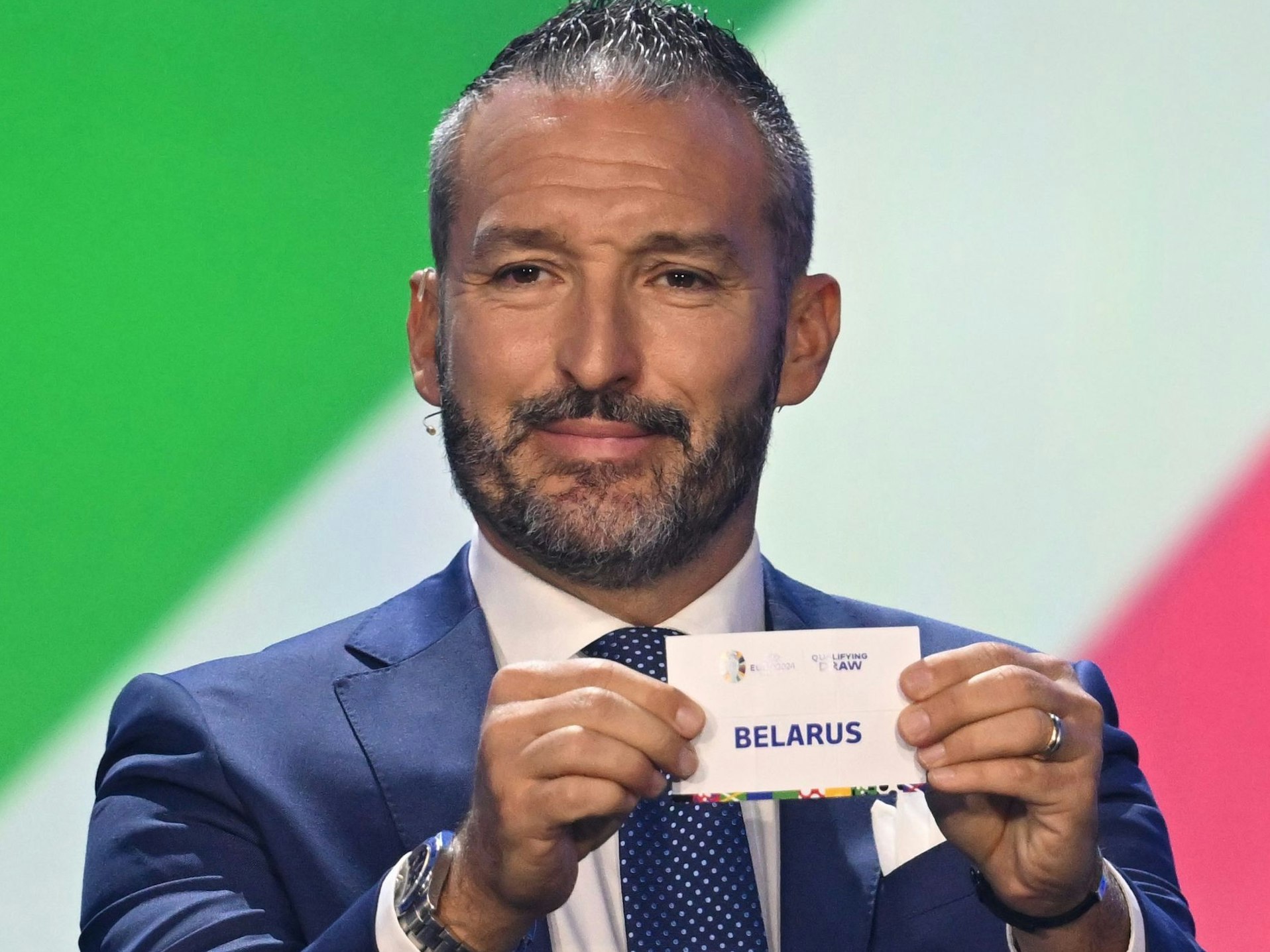 Gianluca Zambrotta hält bei der Auslosung der Gruppen für die Qualifikation zur Fußball-Europameisterschaft 2024 das Los von Belarus in Händen.