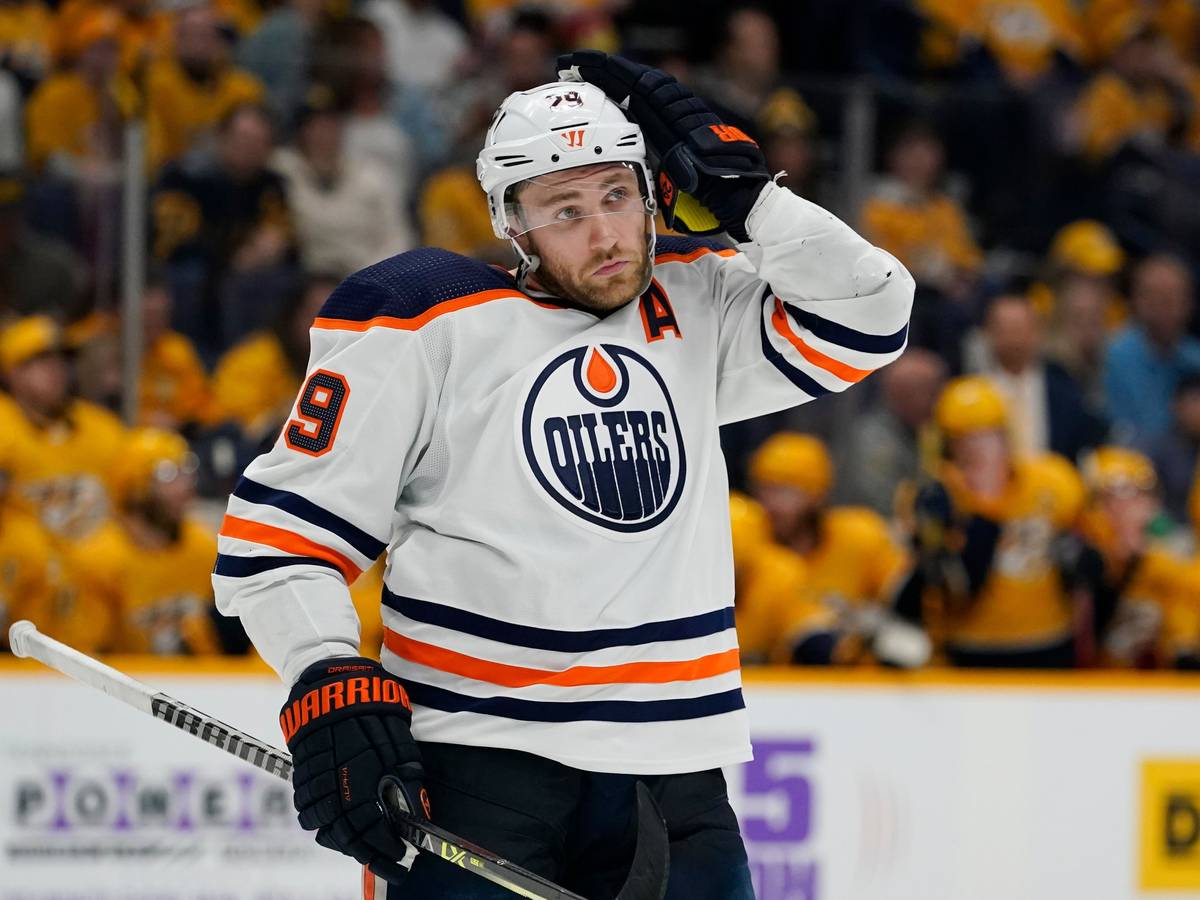 Leon Draisaitl von den Edmonton Oilers passt seinen Helm an.