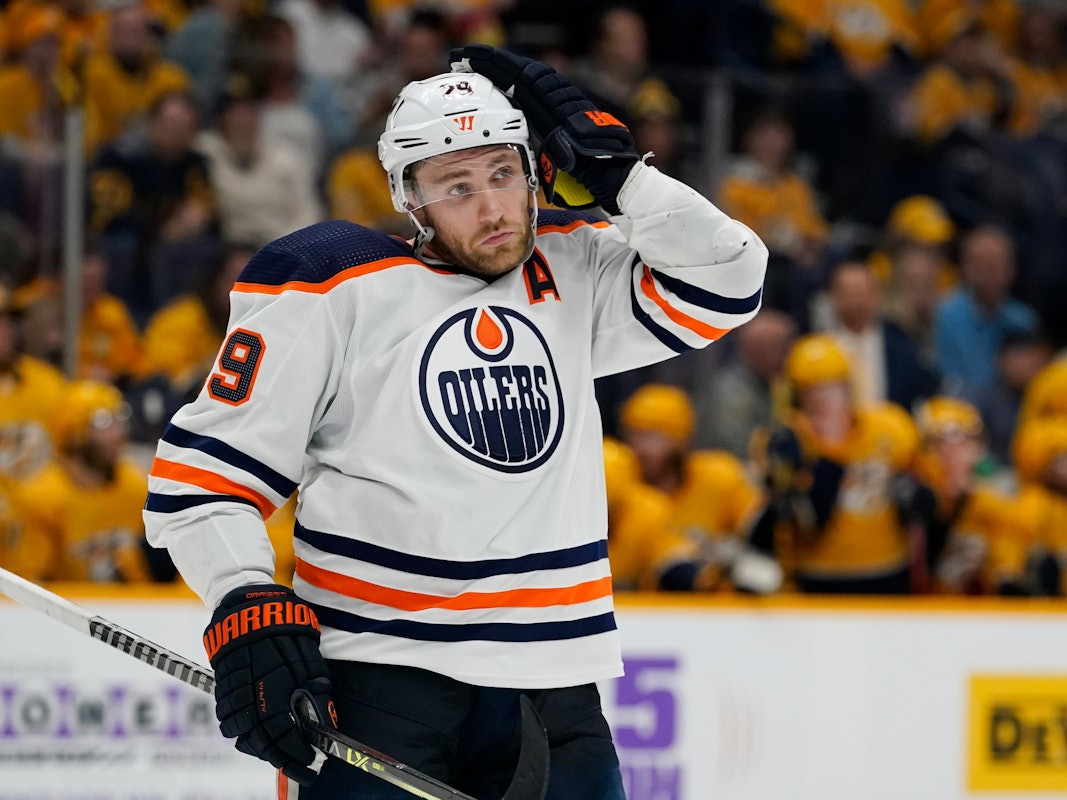 Leon Draisaitl von den Edmonton Oilers passt seinen Helm an.