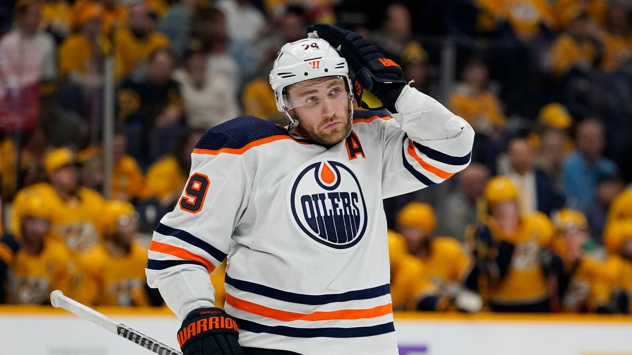 Leon Draisaitl von den Edmonton Oilers passt seinen Helm an.