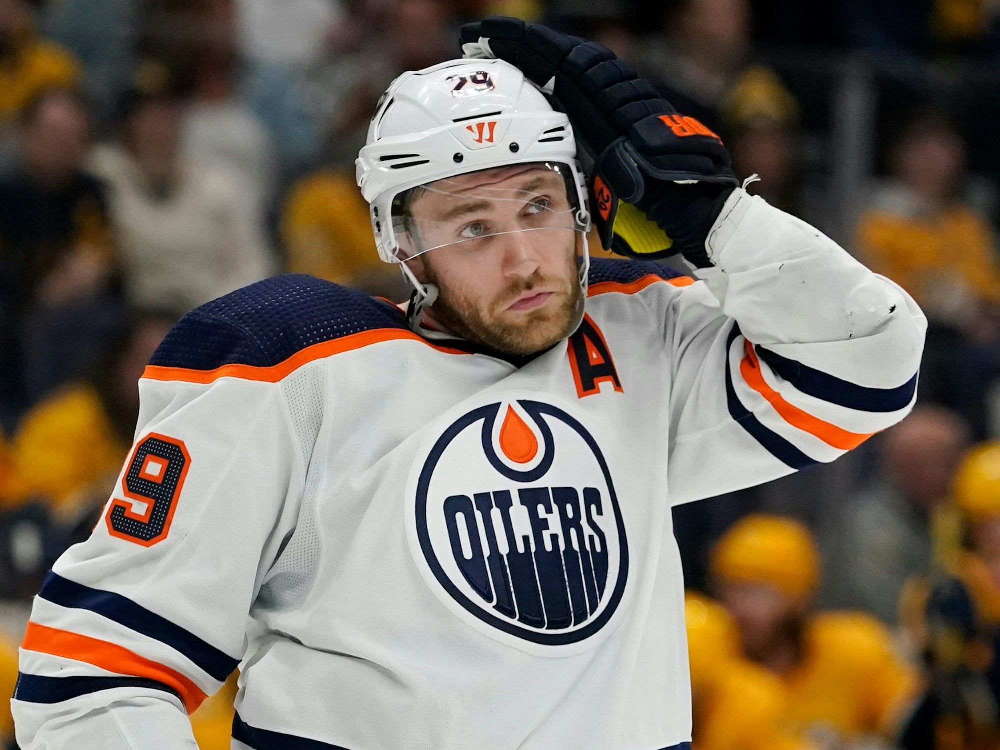 Leon Draisaitl von den Edmonton Oilers passt seinen Helm an.