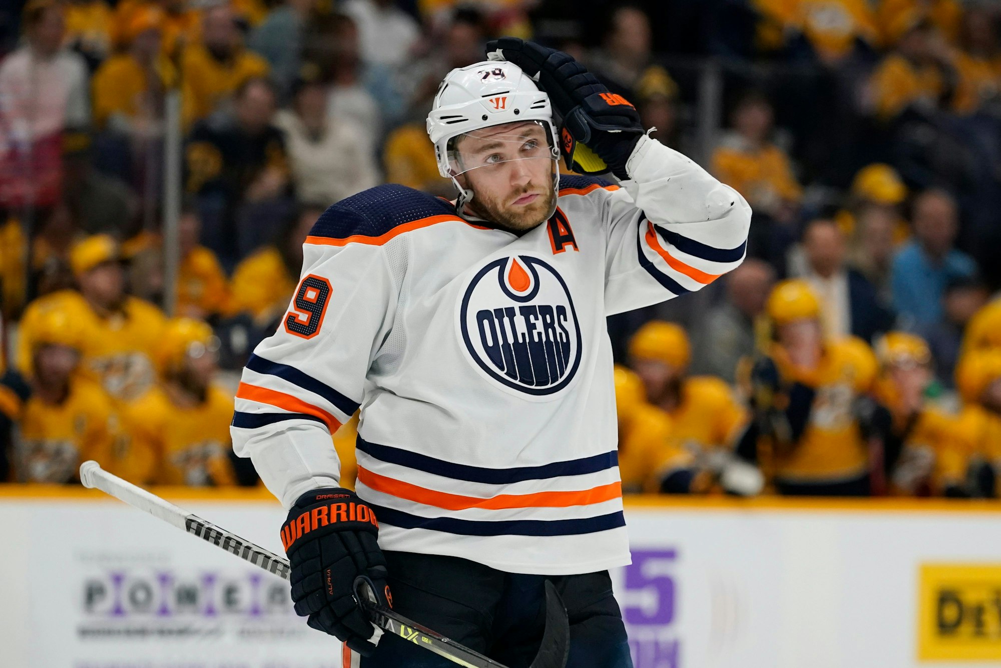 Leon Draisaitl von den Edmonton Oilers passt seinen Helm an.