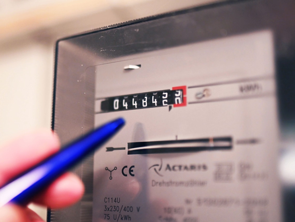 Ein Drehstromzähler, aufgenommen in einem Haushalt.