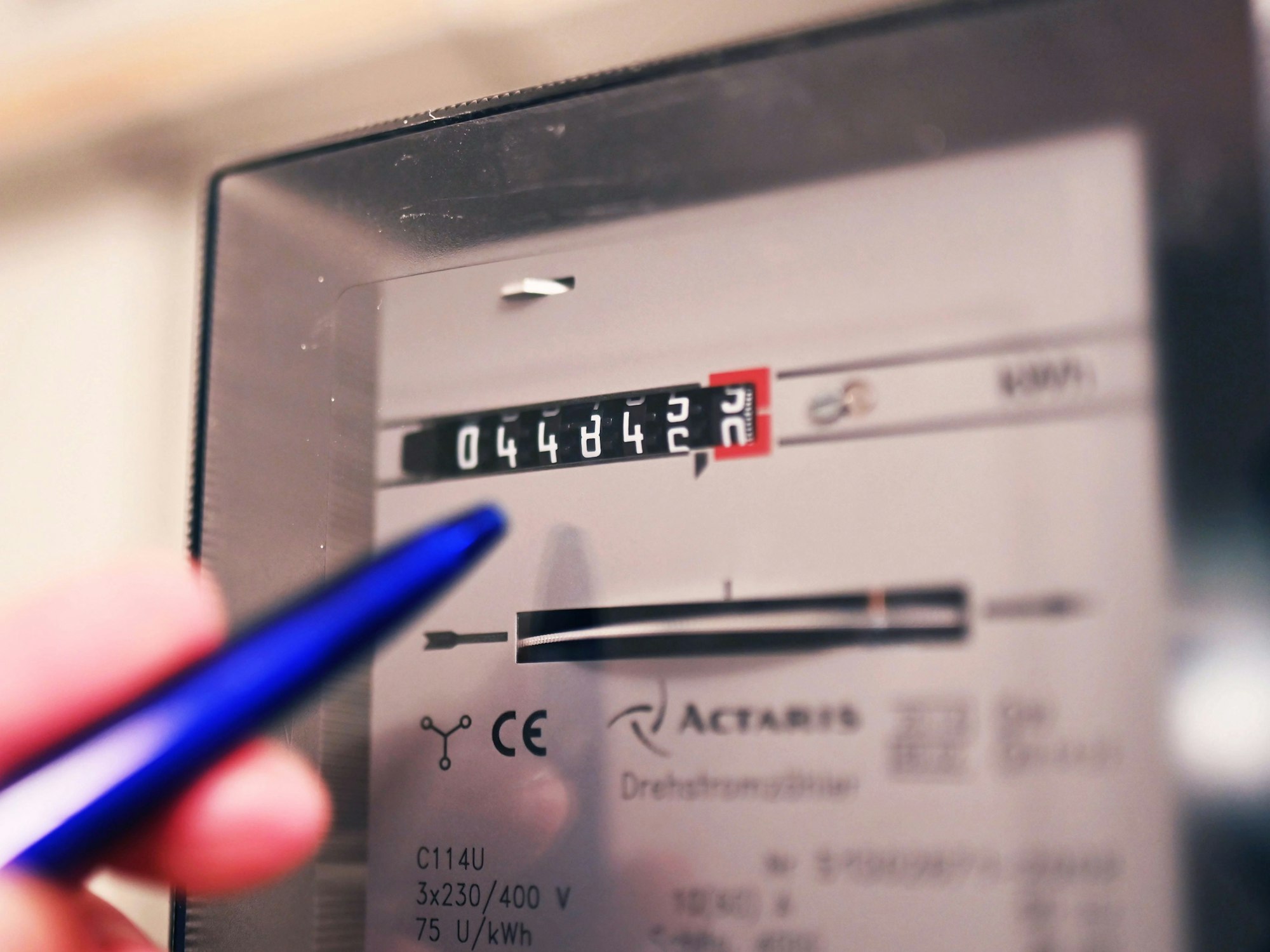 Ein Drehstromzähler, aufgenommen in einem Haushalt.