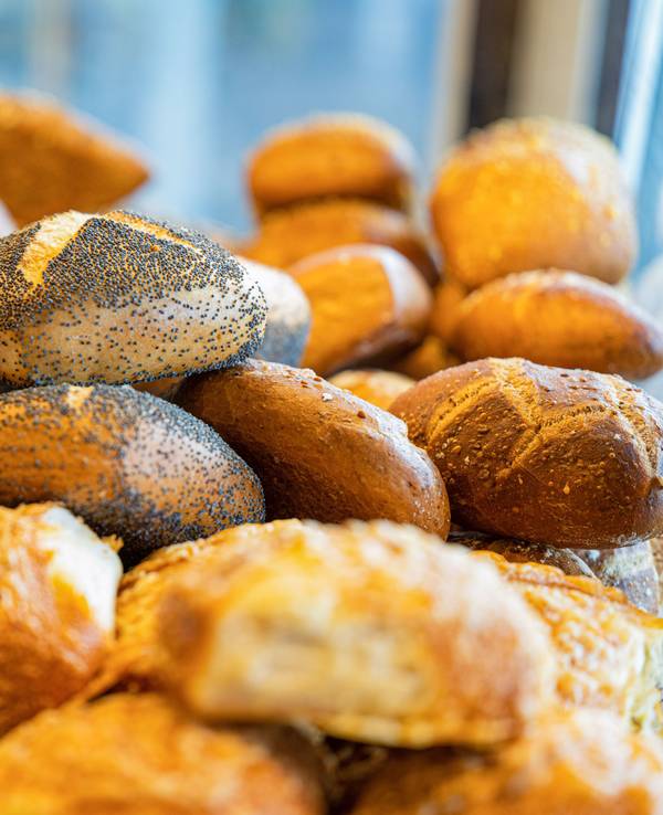 Unterschiedliche Backwaren in einer Brottheke